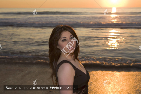 美麗的黑發(fā)：在海灘上穿黑衣服的日落