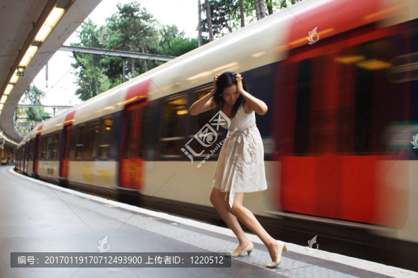 女性錯過了火車