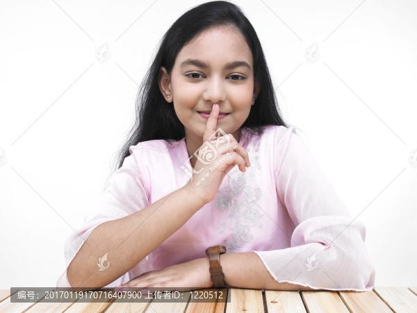 十幾歲的女孩用手指在她的嘴唇