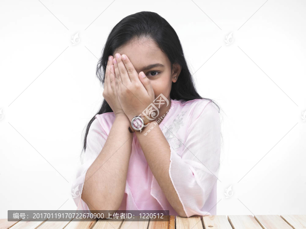 女孩用手掌覆蓋右眼