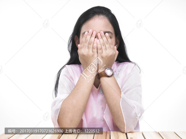 女孩用手掌覆蓋她的臉