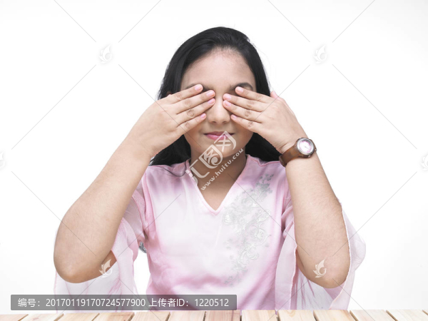 用手掌遮住眼睛的女孩