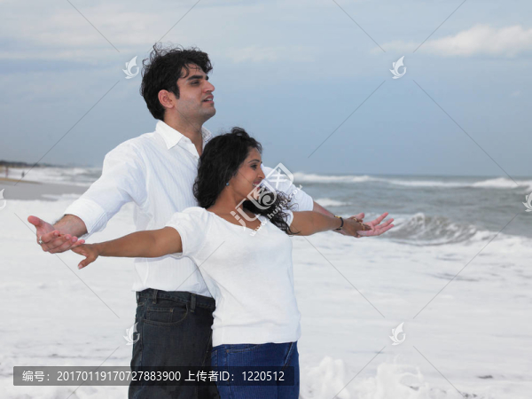 站在海灘上的亞洲夫妻