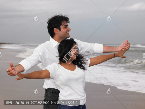 站在海灘上的亞洲夫妻