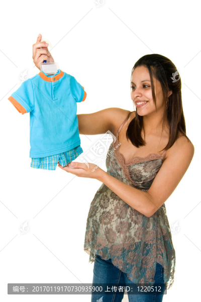 懷孕的女人展示巴