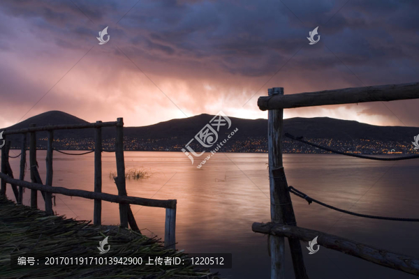 湖面上的滴滴卡卡湖碼頭