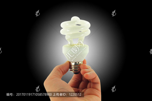 用黑色聚光燈在手上的燈泡