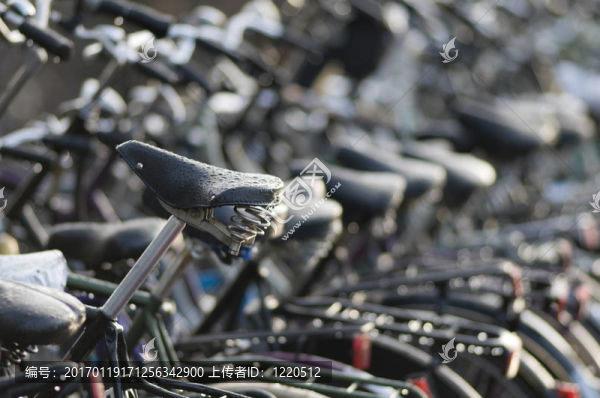 雨中騎自行車