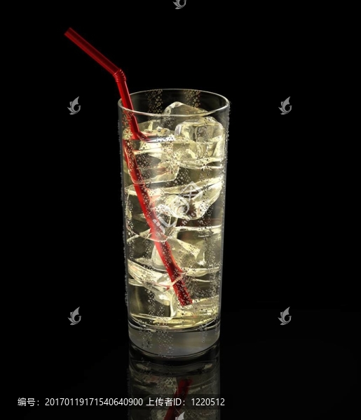 黑色背景的新鮮飲料