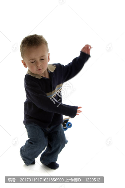 小男孩掉skatebaord