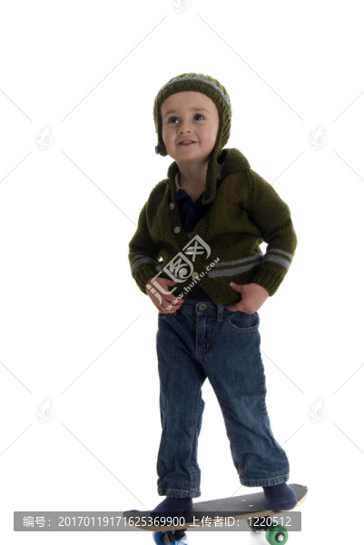 玩滑板的小男孩