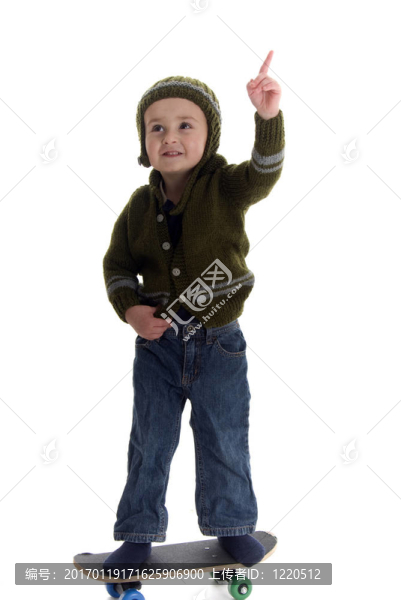 玩滑板的小男孩
