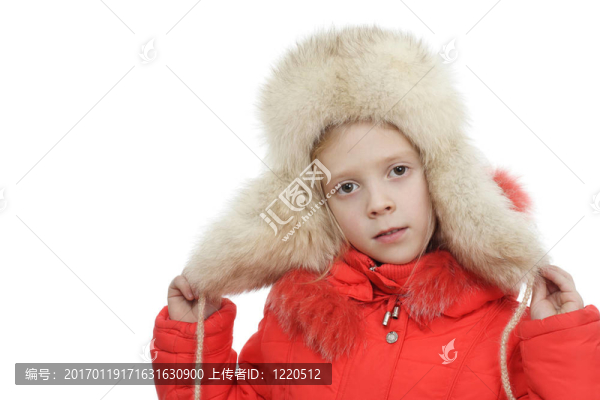 在一個毛皮帽子里的女孩
