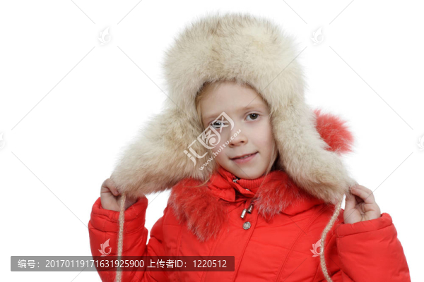 在一個毛皮帽子里的女孩