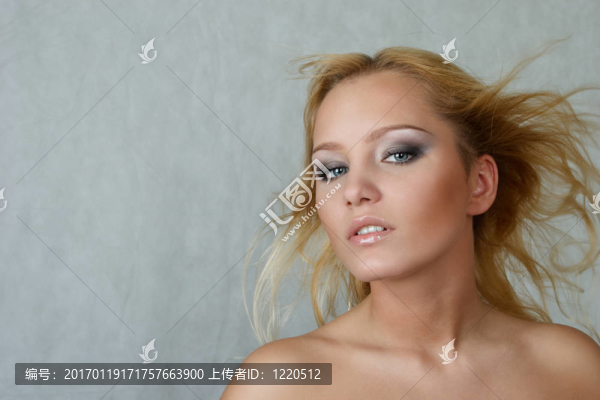 迷人的女人，帶著飛走的頭發(fā)