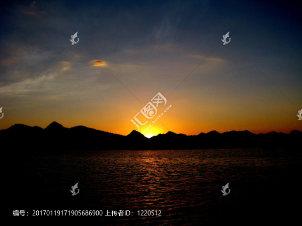 湖的日落