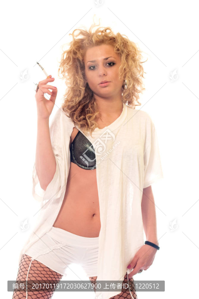 穿著短褲的漂亮女孩
