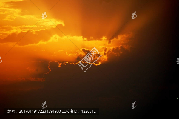 美麗的日落戲劇性的天空