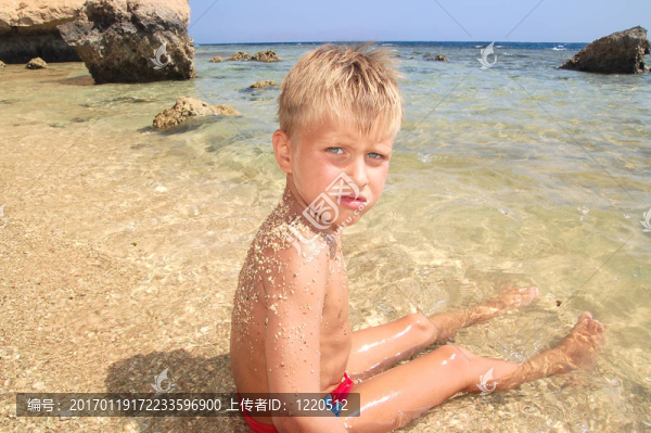 男孩在海灘上玩