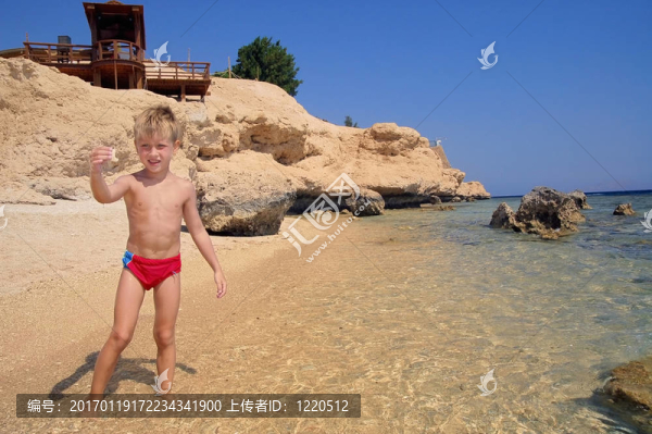 男孩在海灘上玩
