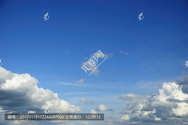 陽(yáng)光燦爛的藍(lán)天白云