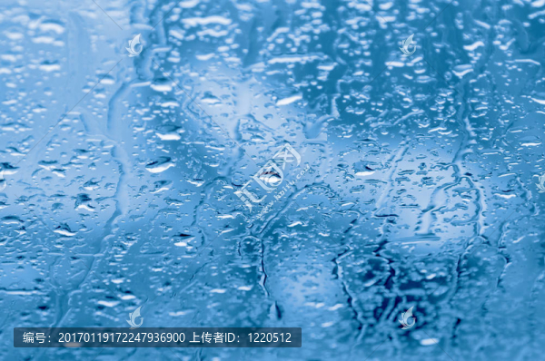 窗戶上的雨滴