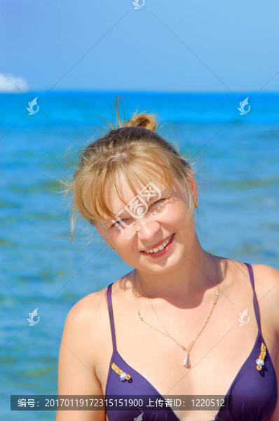 美麗的年輕女子在海灘上