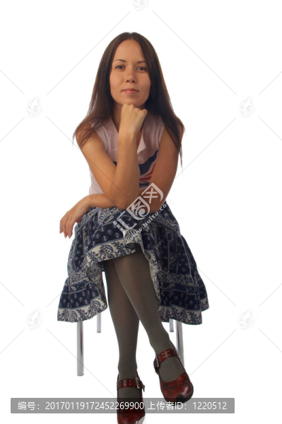 椅子上的年輕女人