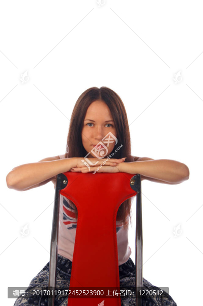 年輕的女人坐在椅子上