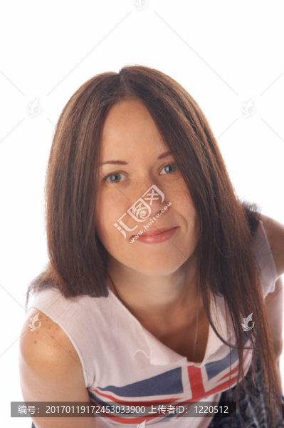 黑發(fā)的年輕女人微笑
