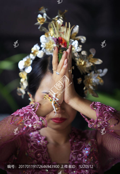印尼新娘祈禱