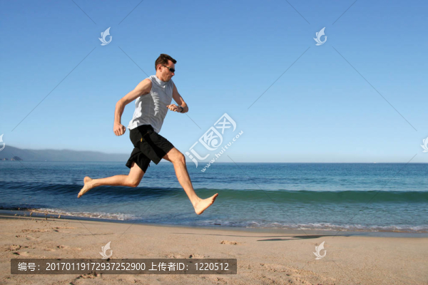 男子在海灘上跑步