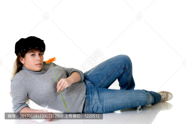 帶花的年輕女人