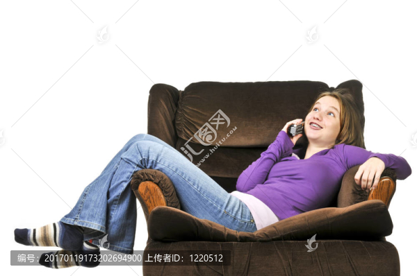 十幾歲的女孩在電話上交談