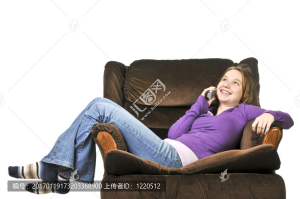 十幾歲的女孩在電話上交談