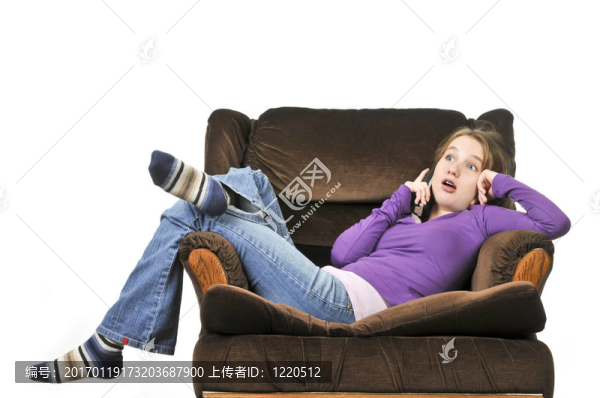 十幾歲的女孩在電話上交談