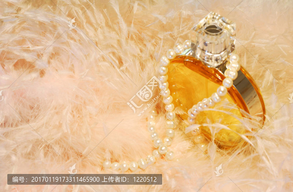 羽毛；項鏈和香水