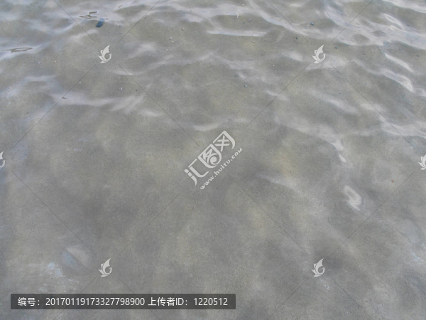 清澈的湖水