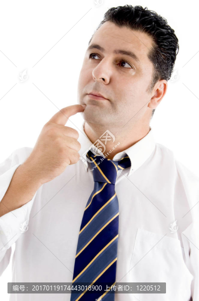 男人用手指發(fā)癢的臉頰