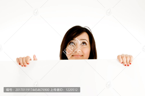 女孩拿著標(biāo)語牌