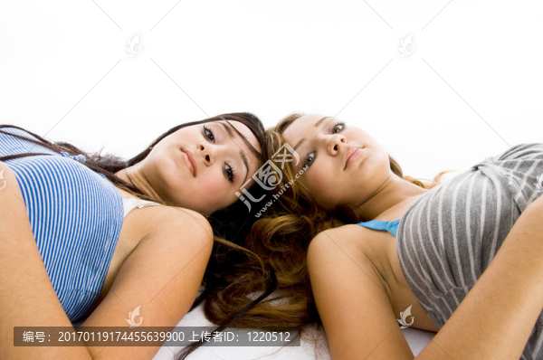 躺在看相機的女孩