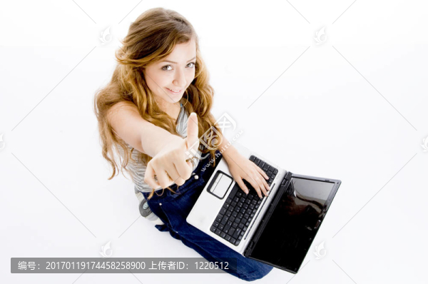 帶筆記本電腦的學(xué)校女孩