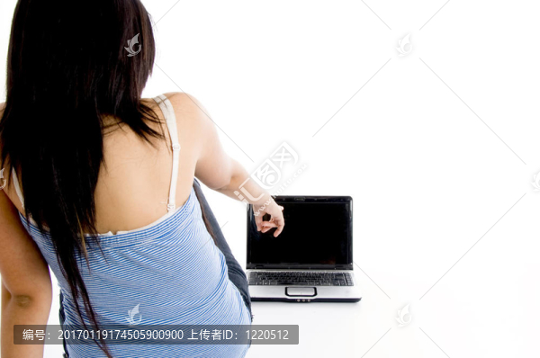 黑發(fā)女學(xué)生指著筆記本電腦