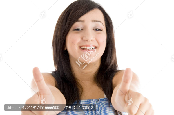 年輕女孩豎起大拇指