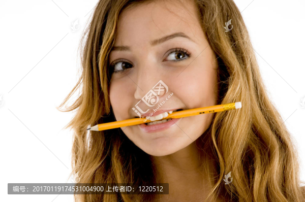 叼著鉛筆的女孩
