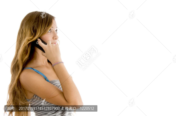 年輕女性在手機(jī)上的側(cè)面姿態(tài)