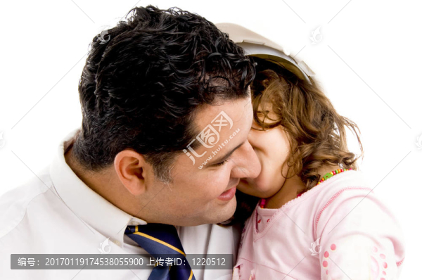 父親抱著他的女兒