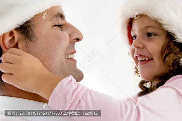 女孩拉父親的