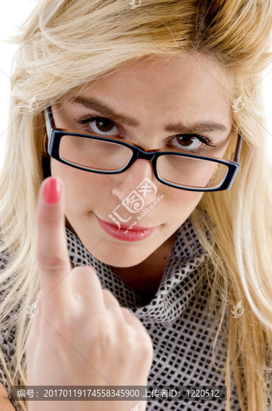 用手指指著嚴肅女人的前視圖