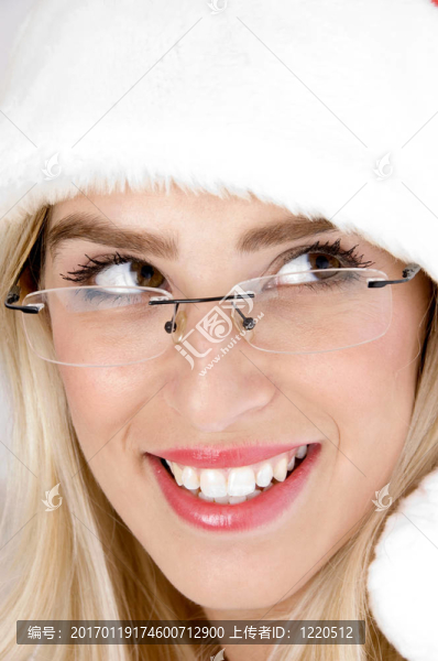 圣誕老人微笑著看著圣誕老人的帽子